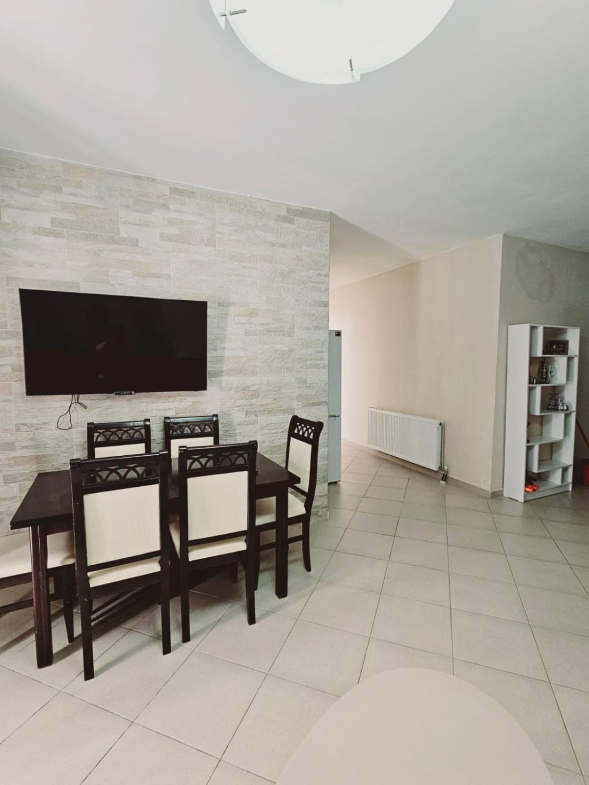 With 2 Sleeping And 2 Bathrooms Apartament